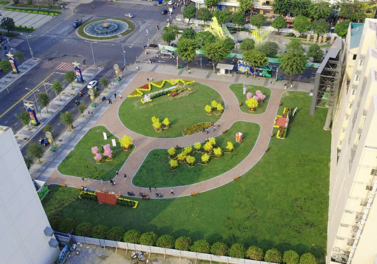 Trước đây, khu đất này là bãi đất trống thường làm điểm giữ xe. Việc sử dụng khu đất làm công viên, vườn hoa là chủ trương chung của thành phố nhằm tạo nơi vui chơi cho người dân.