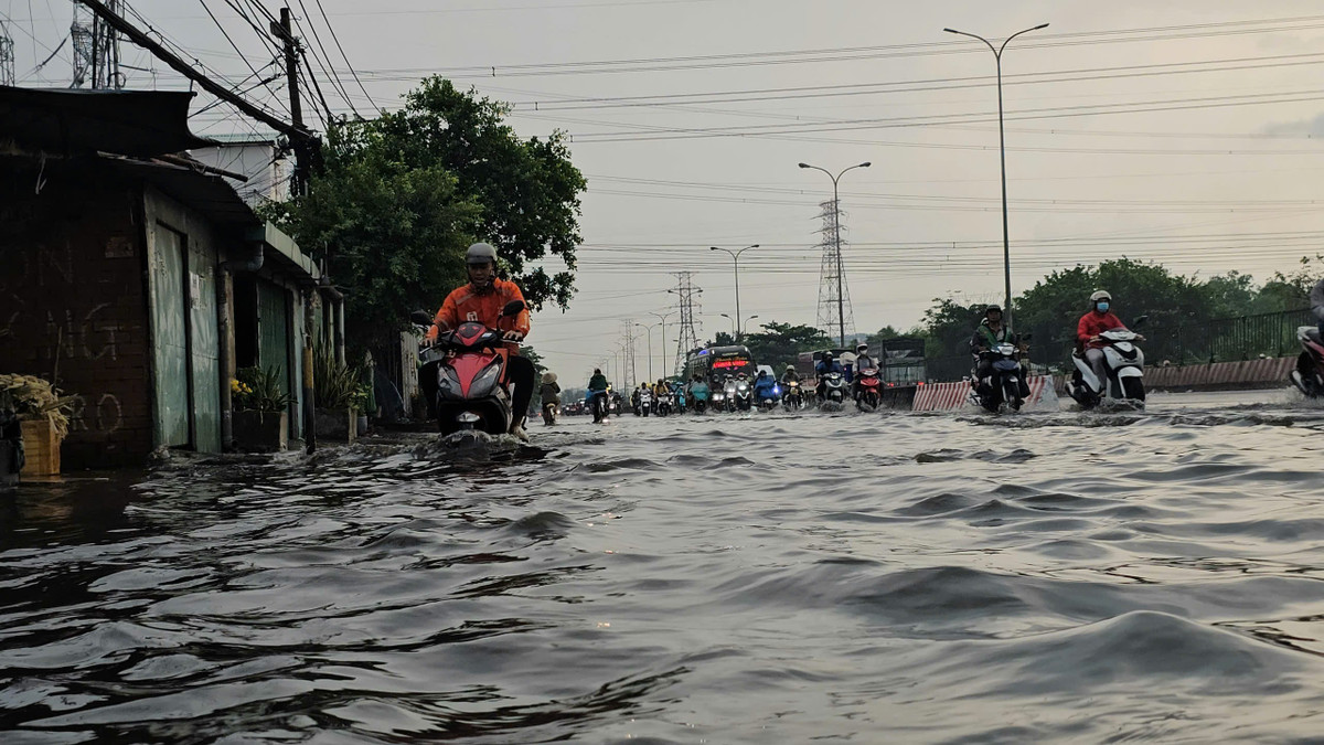Mưa trái mùa xuất hiện sau những ngày nắng nóng giúp giải nhiệt nhưng khiến đường ngập, nhiều phương tiện chết máy, người dân di chuyển khó khăn đúng vào giờ cao điểm.