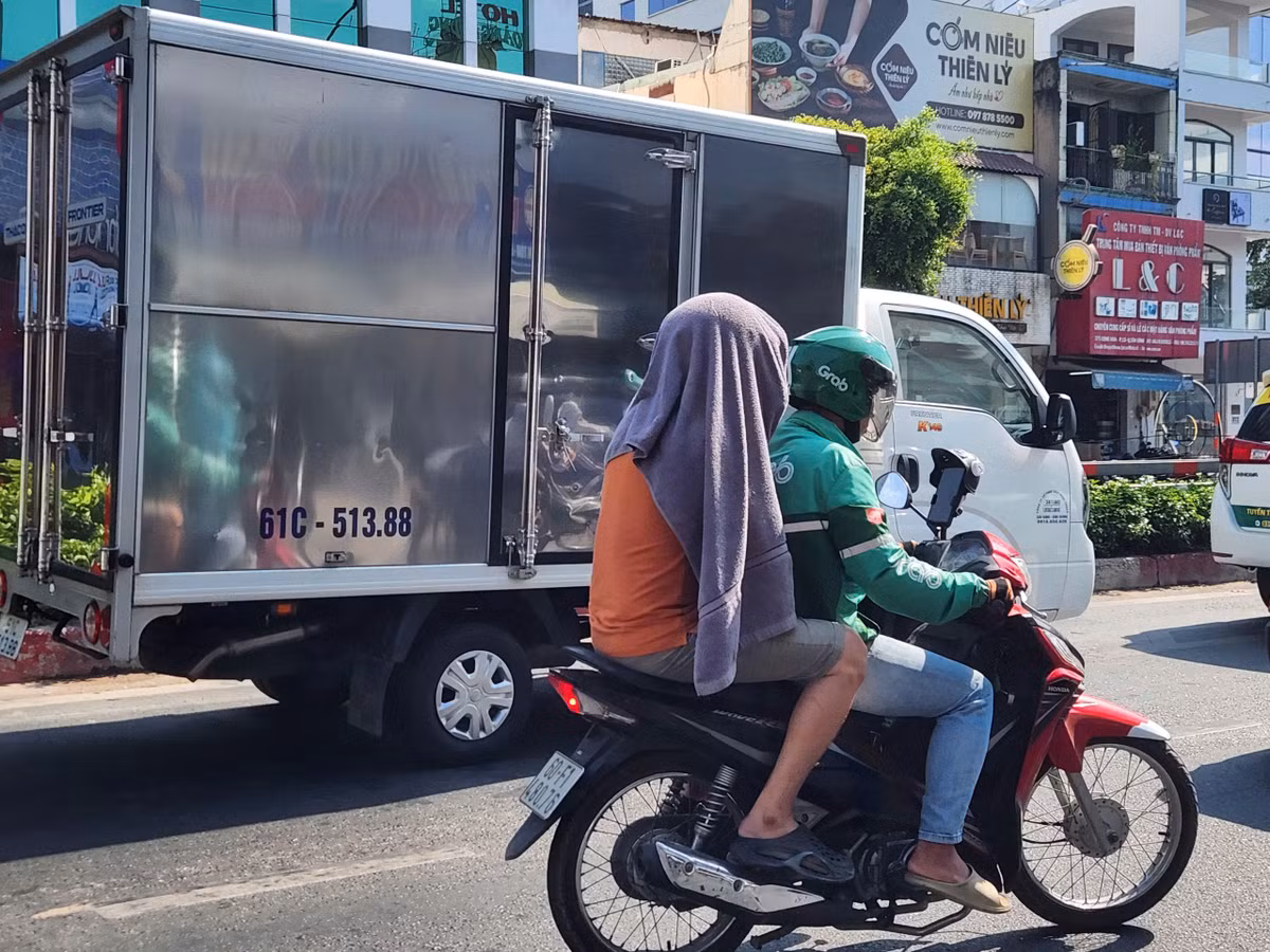 Người dân dùng một cách để chống lại cái nắng rát mặt khi ra đường.