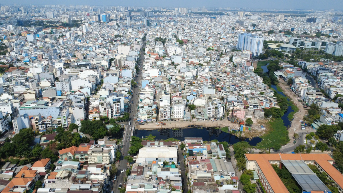 Trái ngược, gói thầu XL01 (đoạn từ cầu Bùi Đình Túy đến kênh Nhiêu Lộc - Thị Nghè) vẫn còn nhiều vướng mắc về mặt bằng. Cảnh sinh hoạt ven rạch chưa thay đổi nhiều. Những căn nhà nhỏ nằm sát mép nước, cỏ cây mọc dày ven bờ che kín một phần dòng rạch