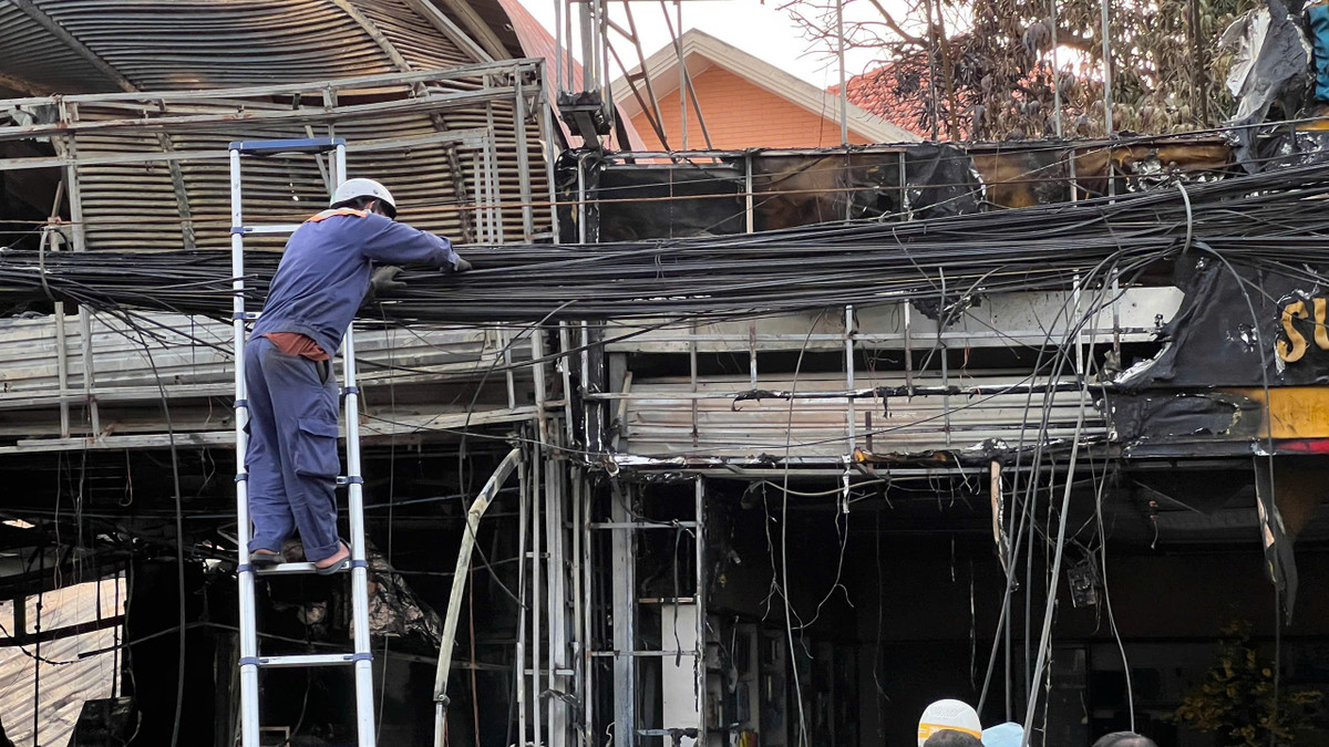 Vụ cháy cũng khiến một khu vực bị mất điện. Đến tối cùng ngày, công nhân công ty điện lực TP vẫn đang khắc phục sự cố.