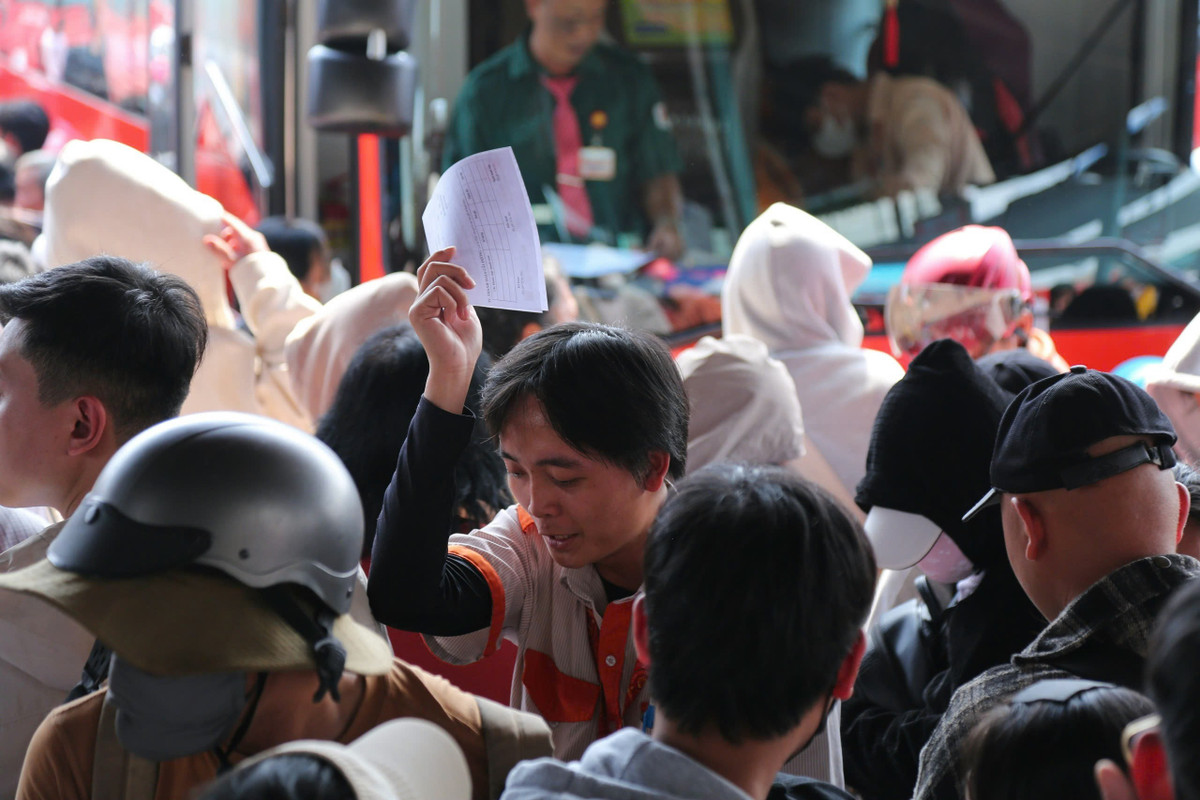 Một số khu vực khách đứng, ngồi chật như nêm. Các lối đi ra xe, hành khách phải luồn lách, chen chúc nhau cùng hành lý lỉnh kỉnh để tìm đúng vị trí xe khách đậu.