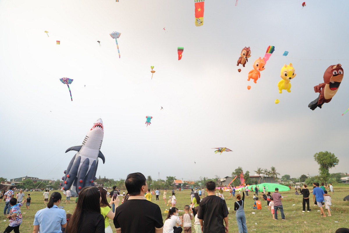 Những “hàng diều” di động bán đủ loại diều với giá từ 50.000 đồng đến 200.000 đồng, đáp ứng nhu cầu của người chơi diều.