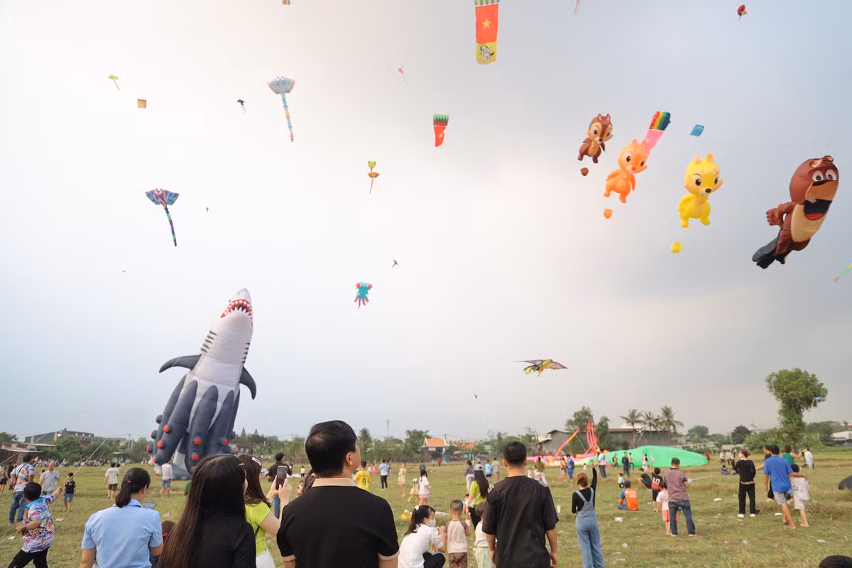 Những “hàng diều” di động bán đủ loại diều với giá từ 50.000 đồng đến 200.000 đồng, đáp ứng nhu cầu của người chơi diều.