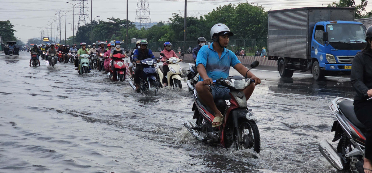 Theo Đài Khí tượng Thủy văn Nam bộ, nguyên nhân gây mưa trái mùa tại TP HCM là do khối không khí lạnh suy yếu và di chuyển ra phía Đông, kết hợp với hội tụ gió trên cao (tác nhân gia tăng độ ẩm và gây mưa) ở khu vực Nam bộ.
