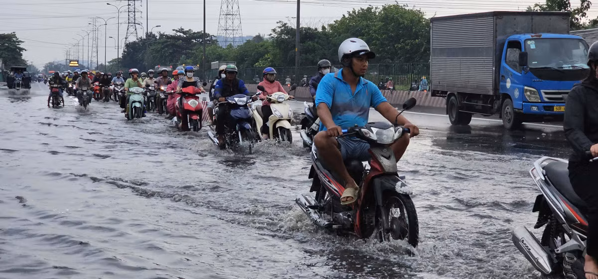 Theo Đài Khí tượng Thủy văn Nam bộ, nguyên nhân gây mưa trái mùa tại TP HCM là do khối không khí lạnh suy yếu và di chuyển ra phía Đông, kết hợp với hội tụ gió trên cao (tác nhân gia tăng độ ẩm và gây mưa) ở khu vực Nam bộ.