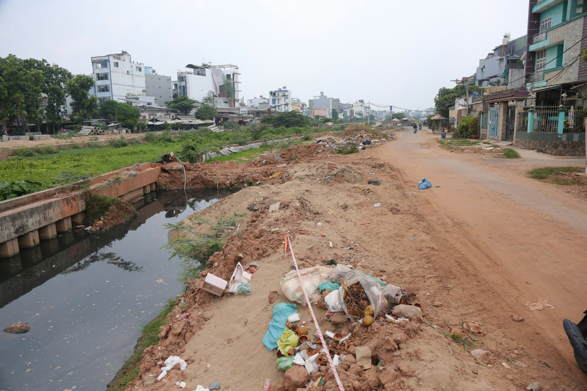 Nhiều đoạn ngổn ngang đất đá, vắng bóng máy móc, công nhân thi công; Công trường thưa thớt công nhân và máy móc, thi công cầm chừng.