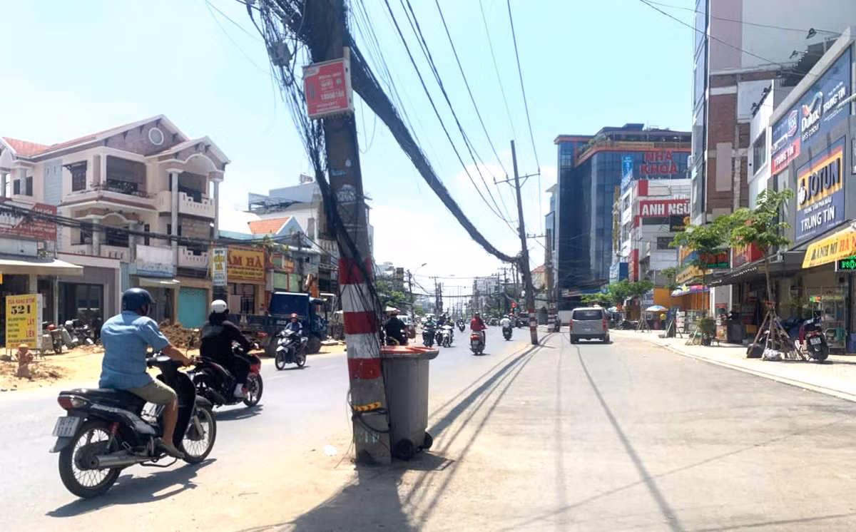 “Các trụ điện này rất nguy hiểm, cản trở và có thể gây tai nạn giao thông bất cứ lúc nào. Mặt khác, dãy trụ điện này còn làm ảnh hưởng đến mỹ quan của địa phương. Tôi đề nghị cơ quan chức năng di dời ngay số trụ điện này, đừng để xảy ra tai nạn chết người vì tông vào trụ điện giữa đường”, một người đàn ông bức xúc nói.