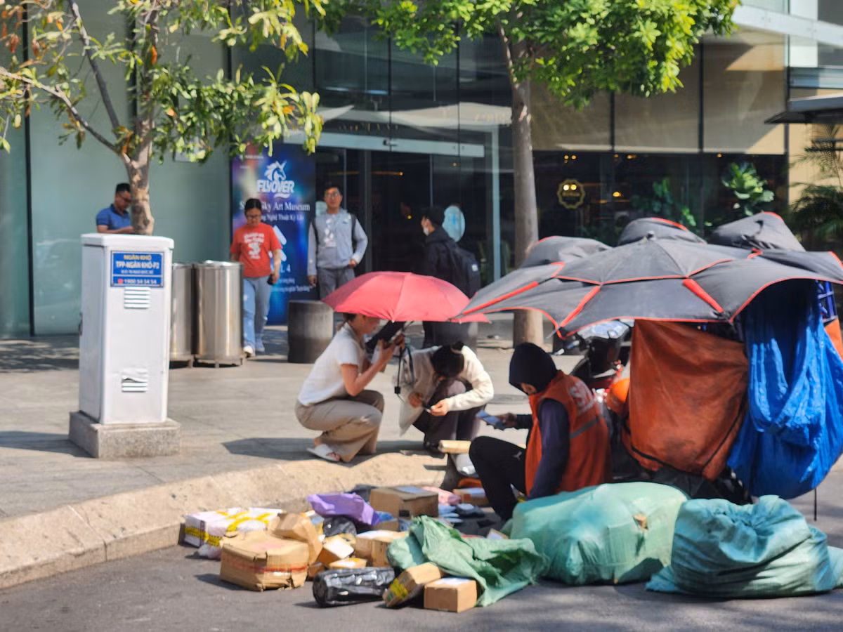 Người lao động làm việc dưới thời tiết nắng gay gắt, oi bức.