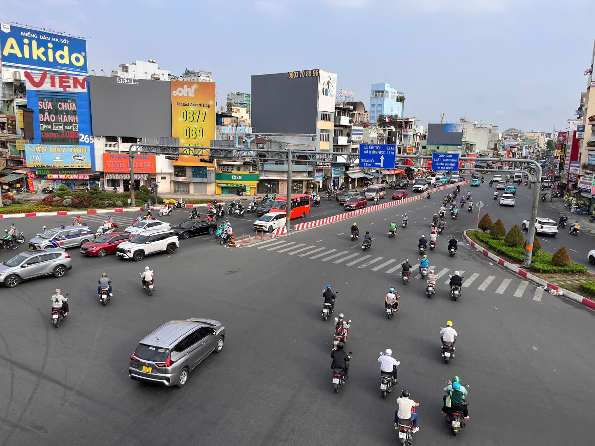 Tại các giao lộ cũng không có cảnh ùn tắc giao thông.