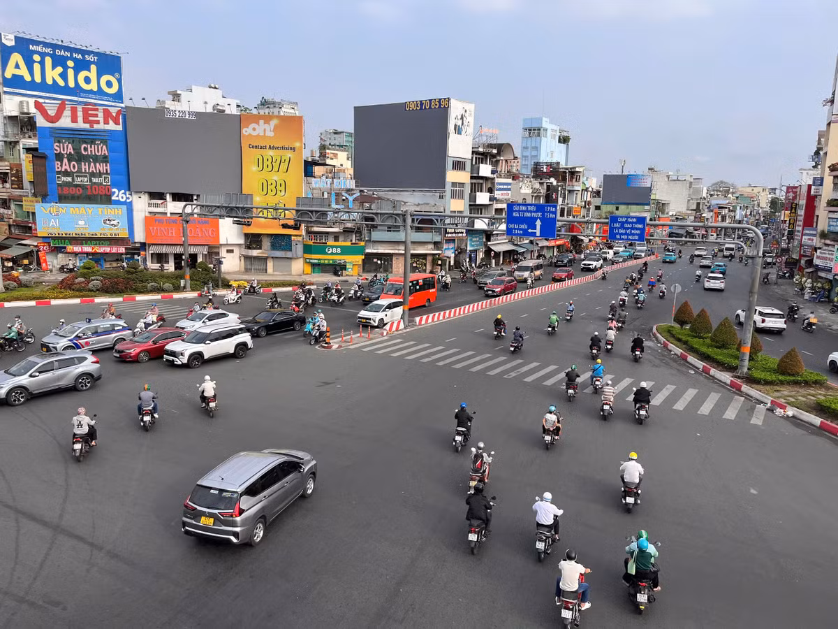 Tại các giao lộ cũng không có cảnh ùn tắc giao thông.