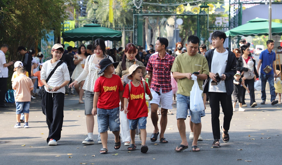 Hầu hết các ông bố, bà mẹ vừa nhân dịp nghỉ Tết đưa gia đình đi chơi, vừa để con nhỏ khám phá thêm về thế giới động thực vật, điểm đặc trưng chỉ Thảo Cầm Viên mới có.