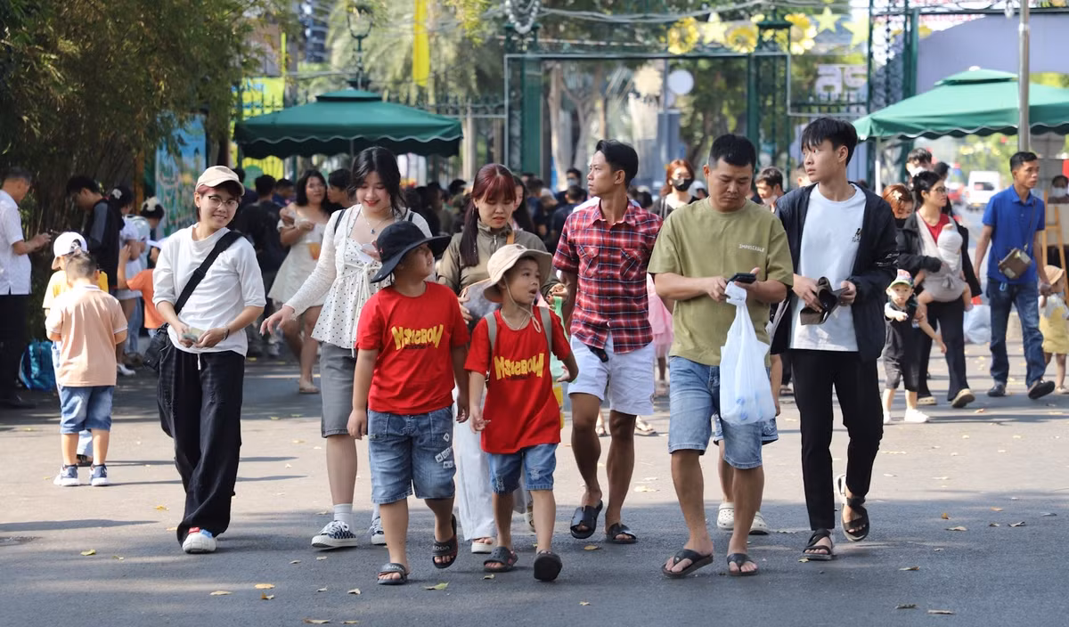 Hầu hết các ông bố, bà mẹ vừa nhân dịp nghỉ Tết đưa gia đình đi chơi, vừa để con nhỏ khám phá thêm về thế giới động thực vật, điểm đặc trưng chỉ Thảo Cầm Viên mới có.