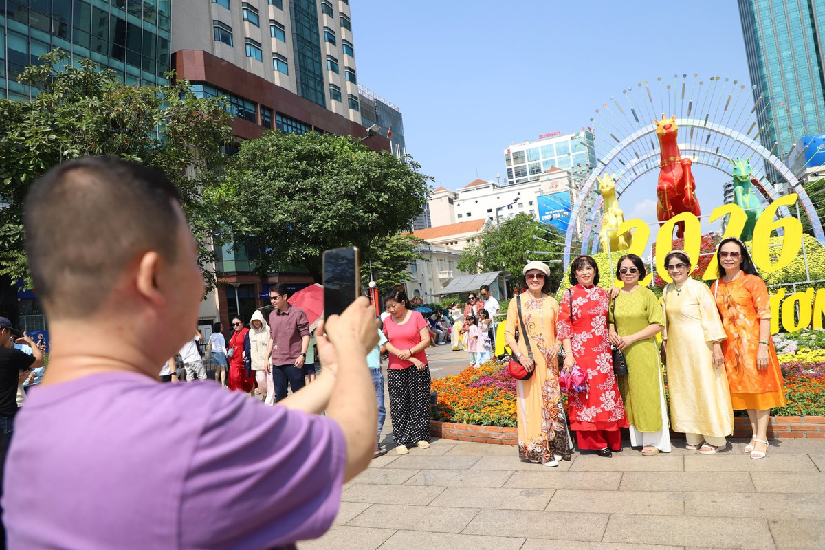 Linh vật ngựa của Tết Bính Ngọ tiếp tục là tâm điểm, thu hút hàng nghìn lượt khách đến “check-in” dù kỳ nghỉ đã dần khép lại.