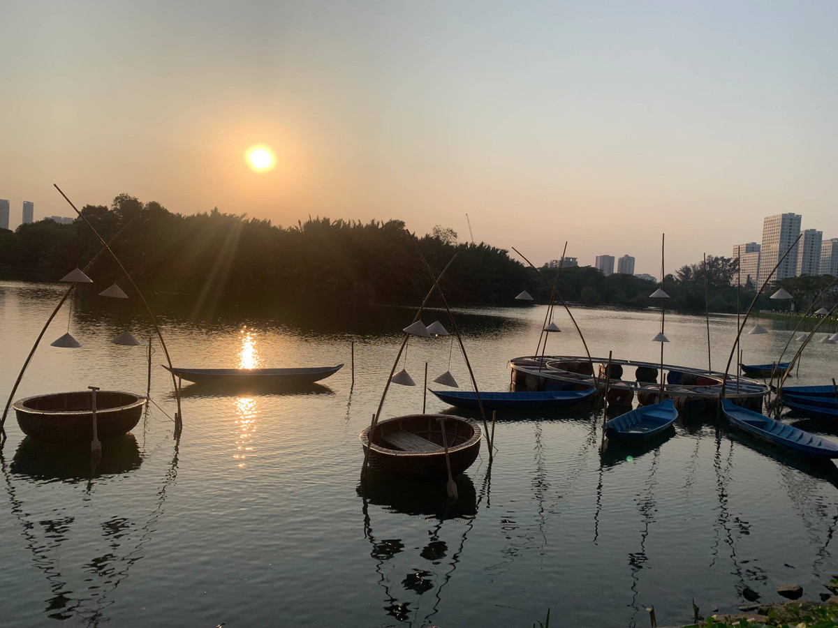 Chủ đề gắn kết tiếp tục được thể hiện tại tiểu cảnh “Cánh buồm vươn xa” trên mặt Hồ Bán Nguyệt. Các mô hình thuyền thúng và ghe kết hợp cùng hiệu ứng ánh sáng gợi nhắc đến yếu tố biển và hành trình hướng ra bên ngoài.