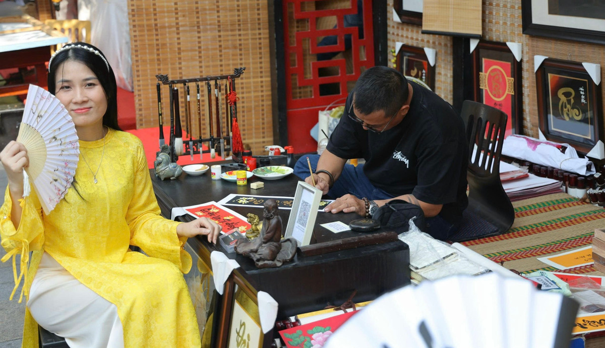 Hình ảnh Tết xưa cũng được tái hiện tại lễ hội Tết Việt năm nay với hình ảnh ông đồ ngồi cho chữ.