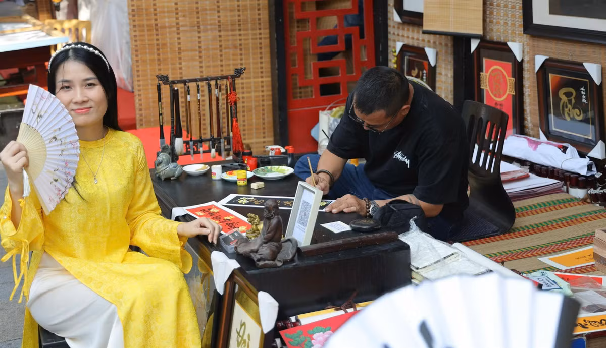 Hình ảnh Tết xưa cũng được tái hiện tại lễ hội Tết Việt năm nay với hình ảnh ông đồ ngồi cho chữ.