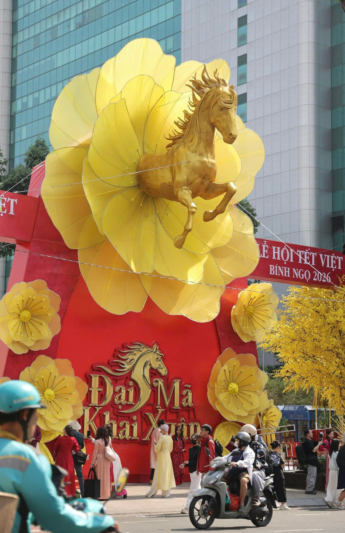 Điểm nhấn nổi bật của lễ hội năm nay là mô hình linh vật ngựa được đặt tại cổng chính, với tạo hình như đang “bay” ra từ đóa hoa mai vàng rực rỡ. Linh vật ngựa được thiết kế theo ngôn ngữ nghệ thuật đương đại, vừa mang nét oai phong truyền thống, vừa tràn đầy hơi thở đổi mới của kỷ nguyên số.