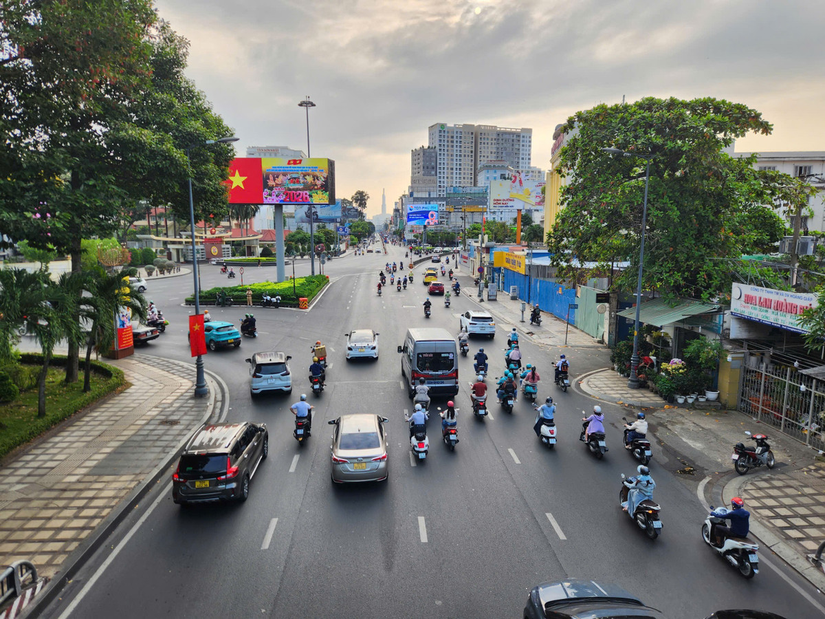 Các tuyến đường cửa ngõ và khu vực trung tâm TP HCM trong sáng nay không có cảnh ùn tắc giao thông, người dân di chuyển thuận lợi trong ngày làm việc đầu năm mới.
