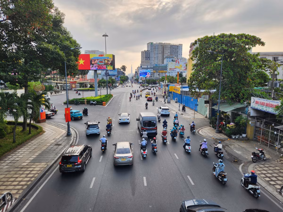 Các tuyến đường cửa ngõ và khu vực trung tâm TP HCM trong sáng nay không có cảnh ùn tắc giao thông, người dân di chuyển thuận lợi trong ngày làm việc đầu năm mới.