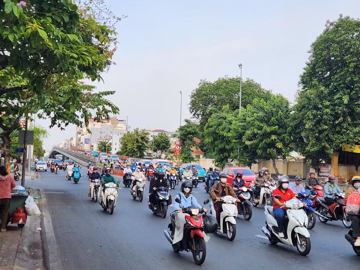 Dù là giờ cao điểm, nhưng trong sáng nay các phương tiện tham gia giao thông dễ dàng di chuyển, không ùn tắc kéo dài. “Tôi làm việc ở trung tâm TP nên sợ kẹt xe, nhưng sáng nay chạy xe khá nhẹ nhàng, không phải nhích từng chút như mọi năm, đến công ty chỉ 20 phút thôi”, chị Lê Thị Lan cho biết.