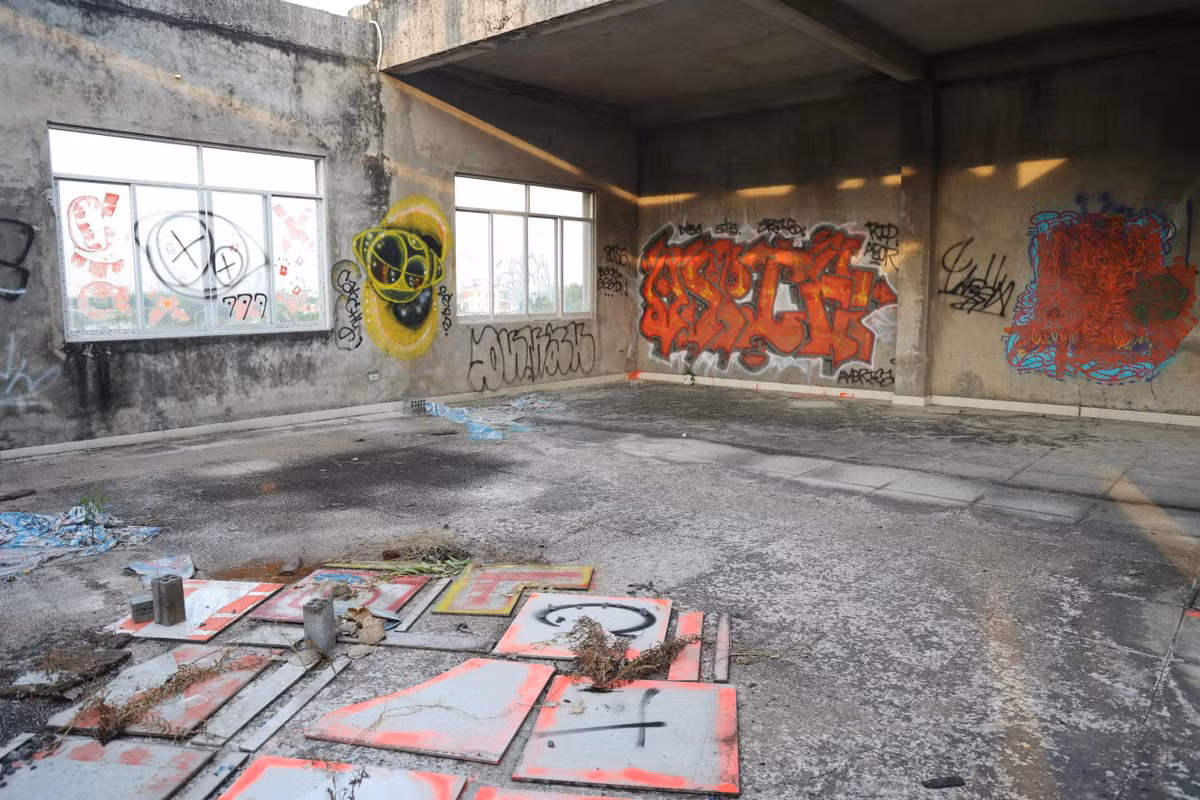 Do không có bảo vệ và công nhân thi công, nhiều nơi trong trường bị vẽ bậy, xả rác.