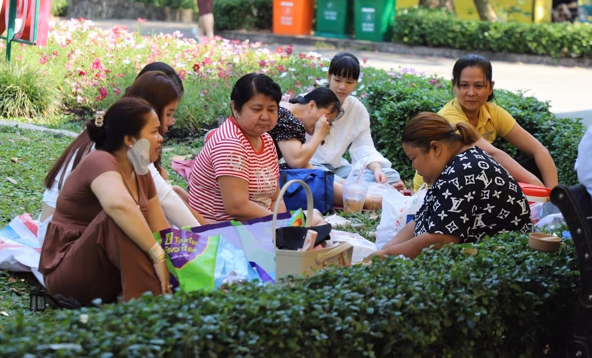 Giữa trưa, những bãi cỏ, bóng mát trong Thảo Cầm Viên được mọi người chọn làm nơi nghỉ ngơi, ăn uống.