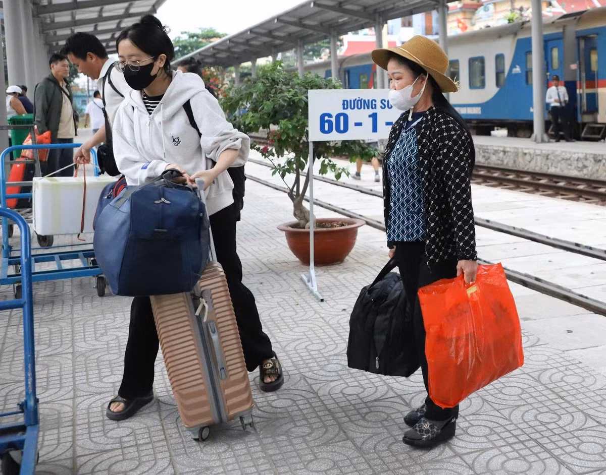 Chị Linh hành khách đi tàu cho biết, trước khi vào ga Biên Hòa, chị đã được thông báo về sự cố sà lan va chạm cầu Ghềnh, sẽ có ô tô trung chuyển. “Bất tiện chút vì hành lý, đồ đạc nặng nhưng sự cố không ai mong muốn nên cũng thông cảm”, chị Linh nói.