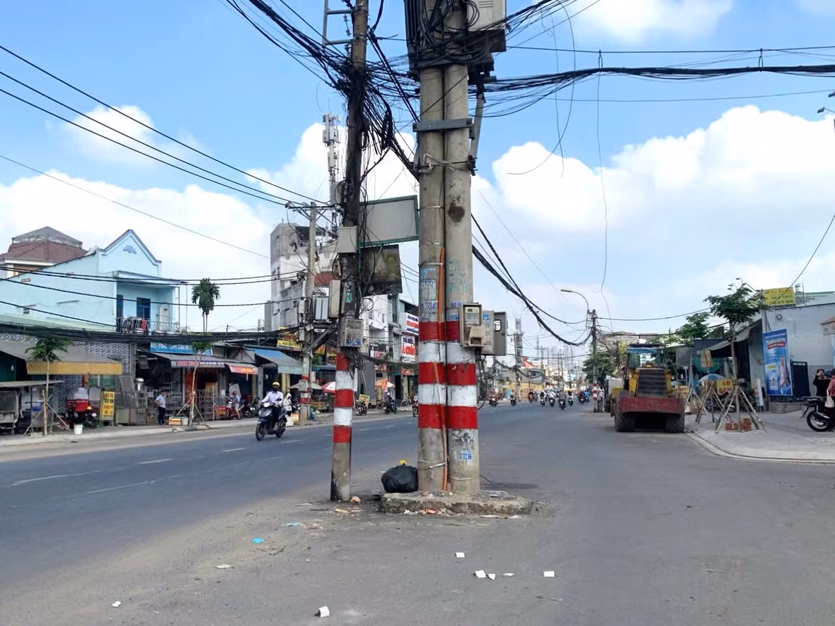 “Hàng cột điện này tồn tại ở giữa đường đã nhiều tháng qua. Nguy cơ mất an toàn giao thông ai cũng thấy. Chúng tôi mong chờ cơ quan có trách nhiệm nhanh chóng di dời để giúp dân đi lại an toàn hơn”, người phụ nữ tên Hương cho biết.