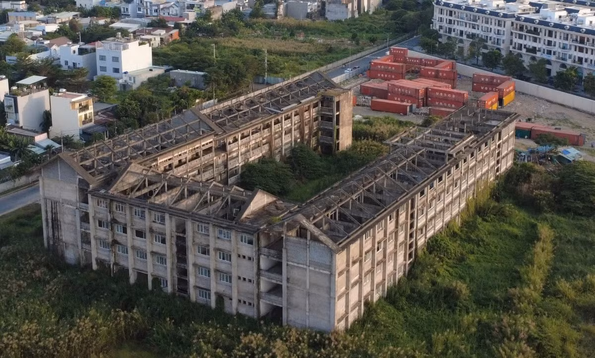 Công trình khởi công từ tháng 3/2018, đã hoàn thiện phần thô, đạt khoảng 47% khối lượng, sau đó chịu cảnh “đắp chiếu” suốt 8 năm qua.