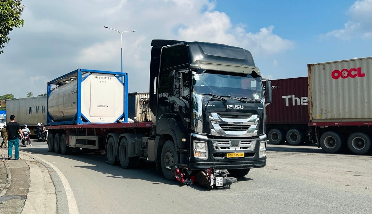 View - Bị camera buồng lái 'tố' vi phạm, nhiều tài xế 'chịu tội' với CSGT | Báo Tri thức và Cuộc sống - TIN TỨC PHỔ BIẾN KIẾN THỨC 24H