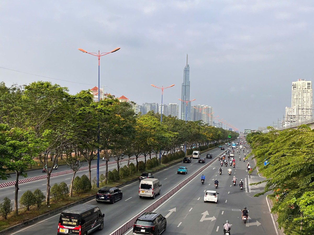 Các tuyến đường Võ Nguyên Giáp, Quốc lộ 1…trong sáng nay các phương tiện cũng thưa thớt.