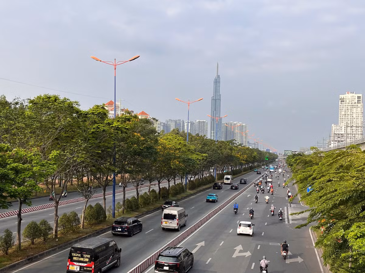 Các tuyến đường Võ Nguyên Giáp, Quốc lộ 1…trong sáng nay các phương tiện cũng thưa thớt.