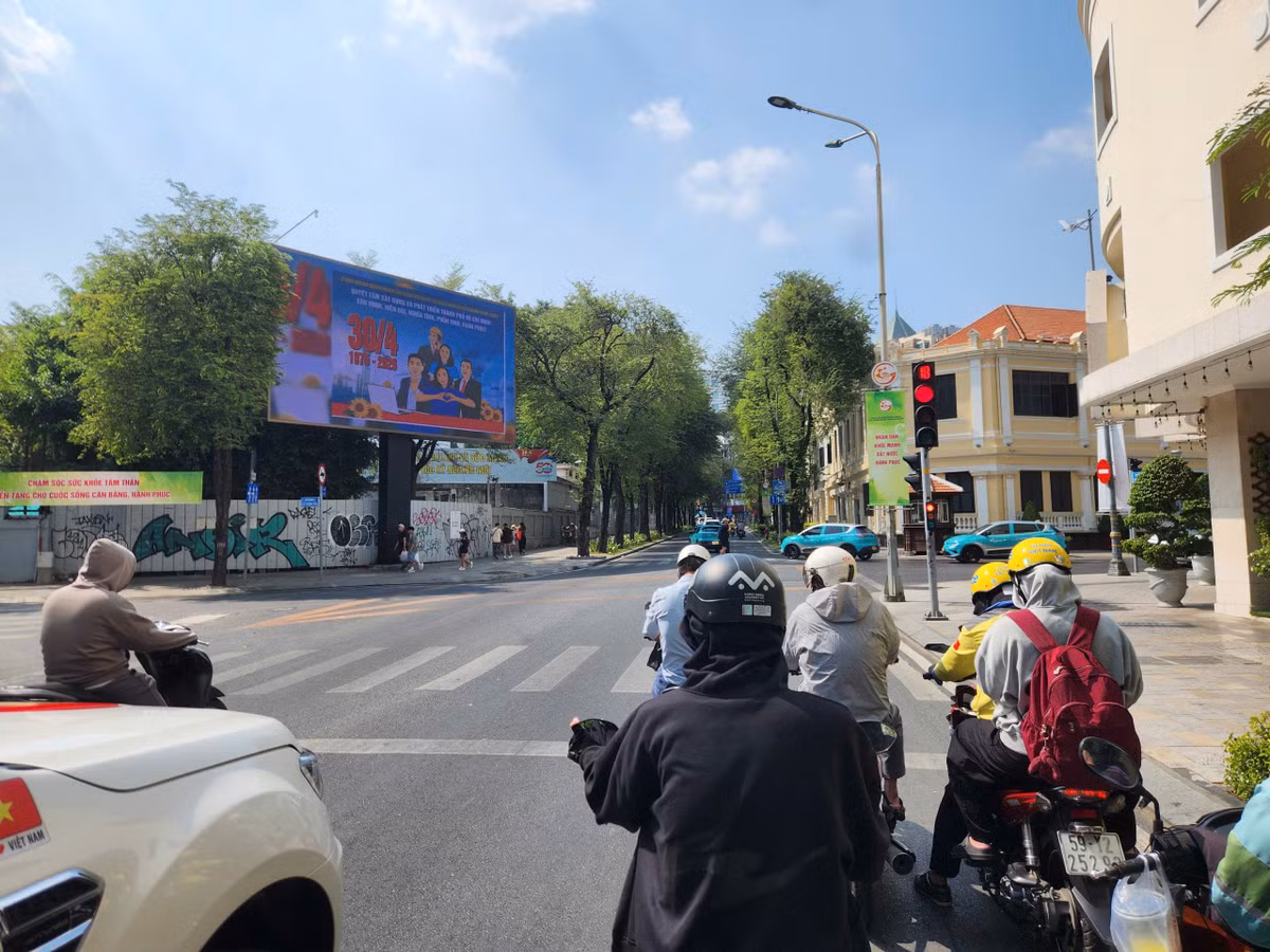 Thời tiết luôn trong tình trạng oi bức khiến người dân khó chịu.