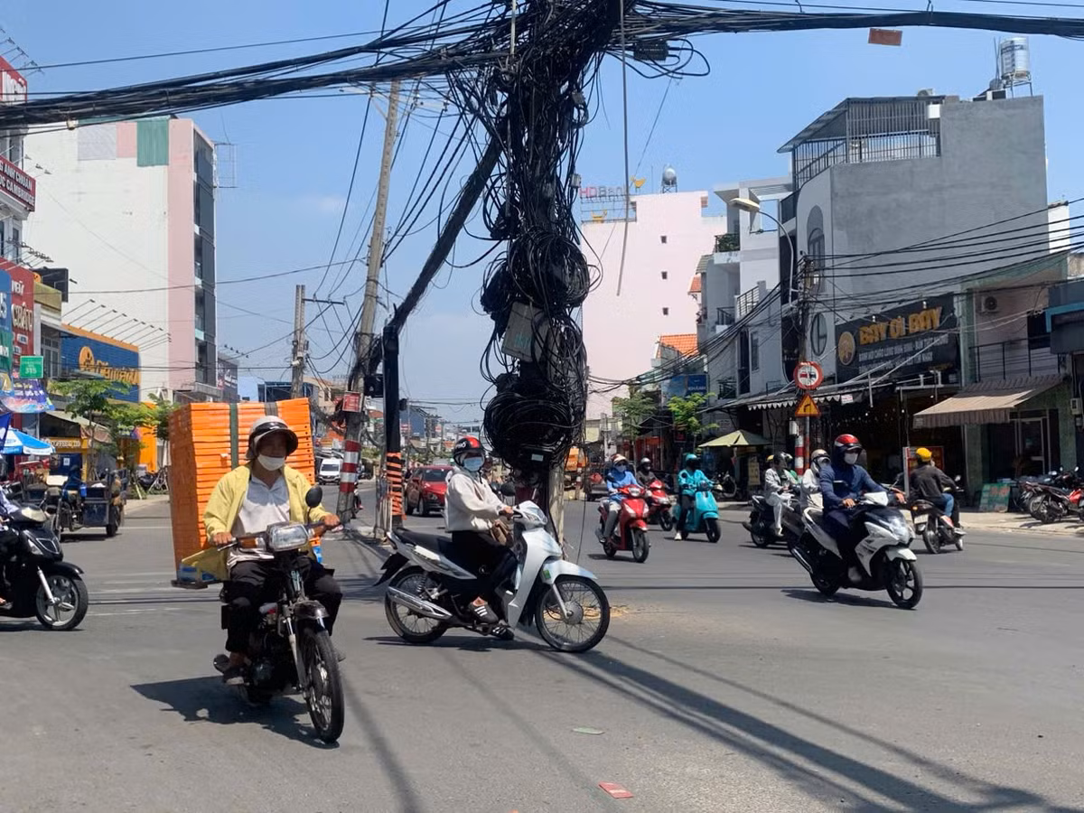 “Cả trăm trụ điện đứng chình ình giữa đường như vậy rất dễ xảy ra tai nạn giao thông. Chỉ cần thiếu quan sát là tông vào gốc trụ điện ngay”, anh Như Lê người dân địa phương chia sẻ.
