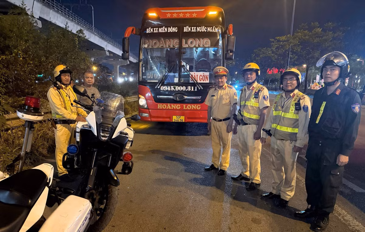 Tối mùng 8 Tết (24/2), Đội Cảnh sát giao thông (CSGT) Rạch Chiếc (Phòng CSGT Công an TP HCM - PC08) tiếp tục thực hiện chuyên đề xử lý nồng độ cồn trên các tuyến đường thuộc 10 phường đơn vị đảm trách.