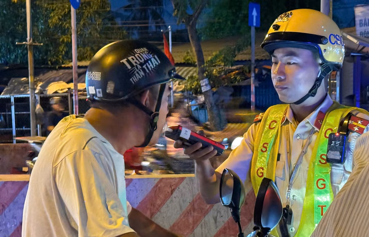 Hàng loạt trường hợp người điều khiển xe máy bị phát hiện có sử dụng rượu bia rồi điều khiển phương tiện tham gia giao thông.
