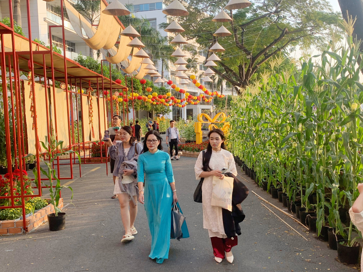 Đường hoa năm nay được thiết kế dọc theo Hồ Bán Nguyệt với chiều dài khoảng 700 m. Không gian hình thành từ nhiều tiểu cảnh, tạo nên hành trình tham quan xuyên suốt, thể hiện sự giao thoa giữa truyền thống và hiện đại, giữa con người với thiên nhiên cũng như giữa các khu vực đô thị sau mở rộng.