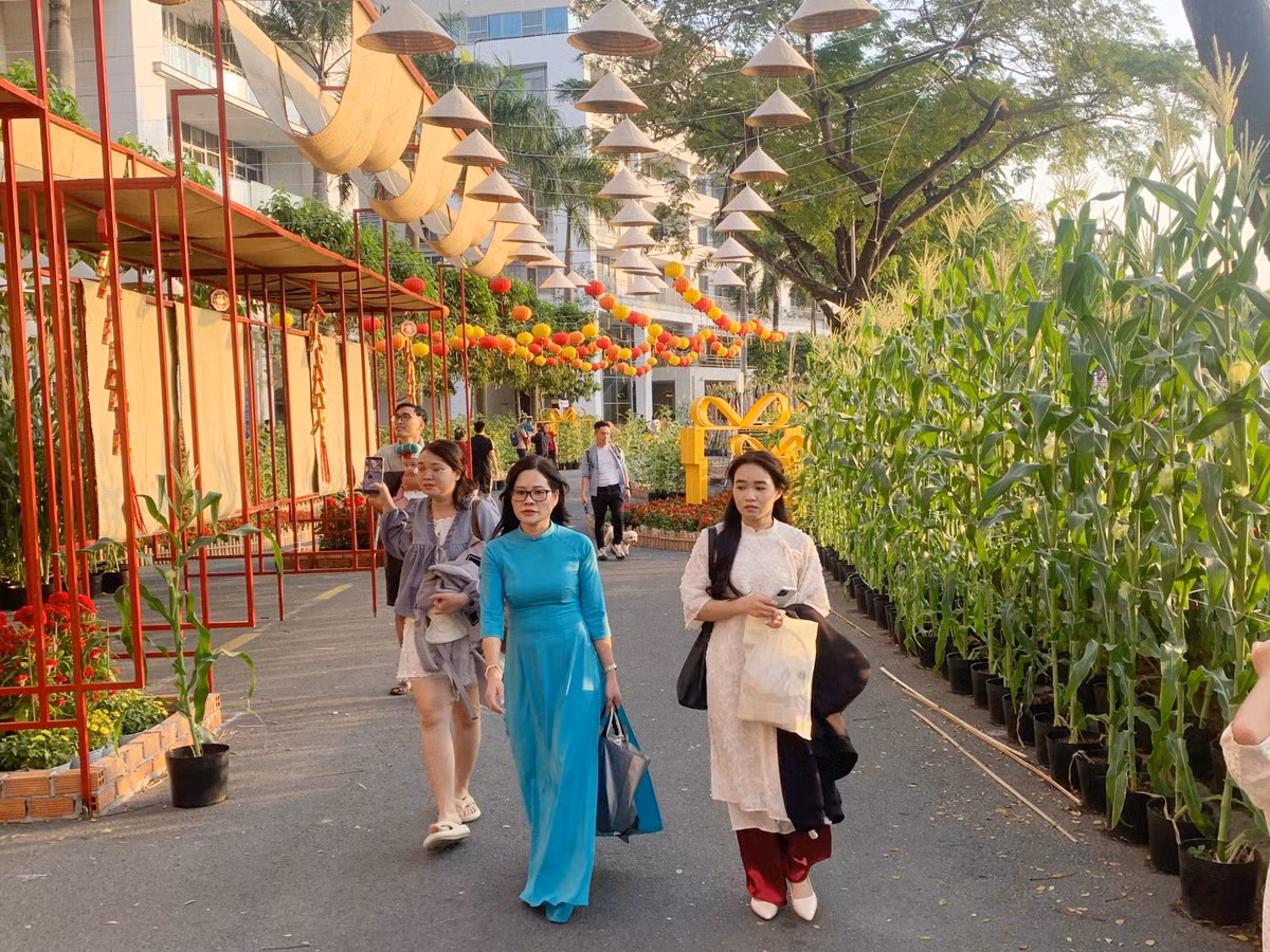 Đường hoa năm nay được thiết kế dọc theo Hồ Bán Nguyệt với chiều dài khoảng 700 m. Không gian hình thành từ nhiều tiểu cảnh, tạo nên hành trình tham quan xuyên suốt, thể hiện sự giao thoa giữa truyền thống và hiện đại, giữa con người với thiên nhiên cũng như giữa các khu vực đô thị sau mở rộng.