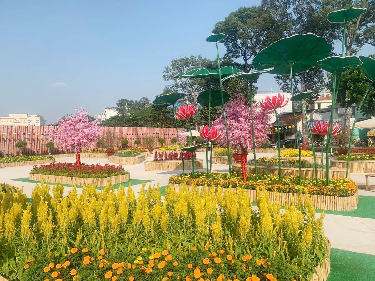 Các tiểu cảnh trong công viên đã dần hoàn thiện kịp phục vụ người dân TP.HCM vui chơi dịp Tết gần kề.