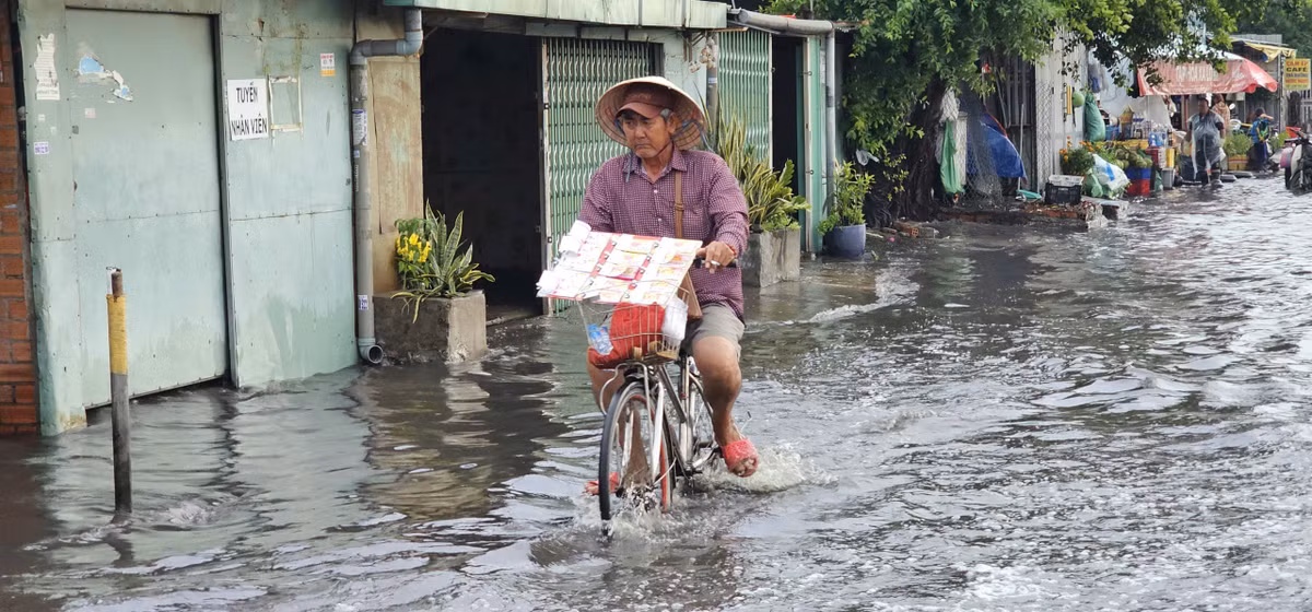 Dòng nước đen ngòm, bốc mùi hôi nồng nặc, biến con đường thành “sông”.