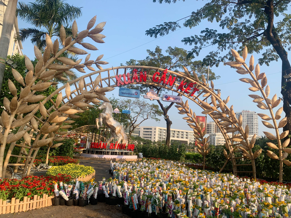 Đường hoa Phú Mỹ Hưng với chủ đề “Xuân gắn kết”, hướng đến ý nghĩa đoàn viên của mỗi gia đình, đồng thời mở rộng sang sự kết nối giữa các vùng miền và cộng đồng người Việt trong và ngoài nước.