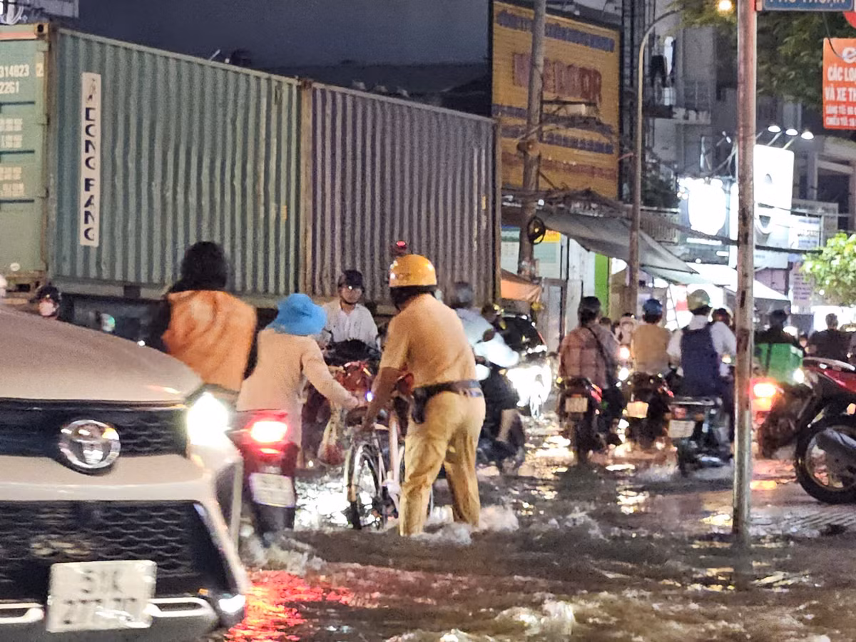 Theo Sở Nông nghiệp và Môi trường TP HCM, mức nước tại trạm An Phú (sông Sài Gòn) là 1,78m (vượt mức lịch sử năm 2019 là 1,77m).