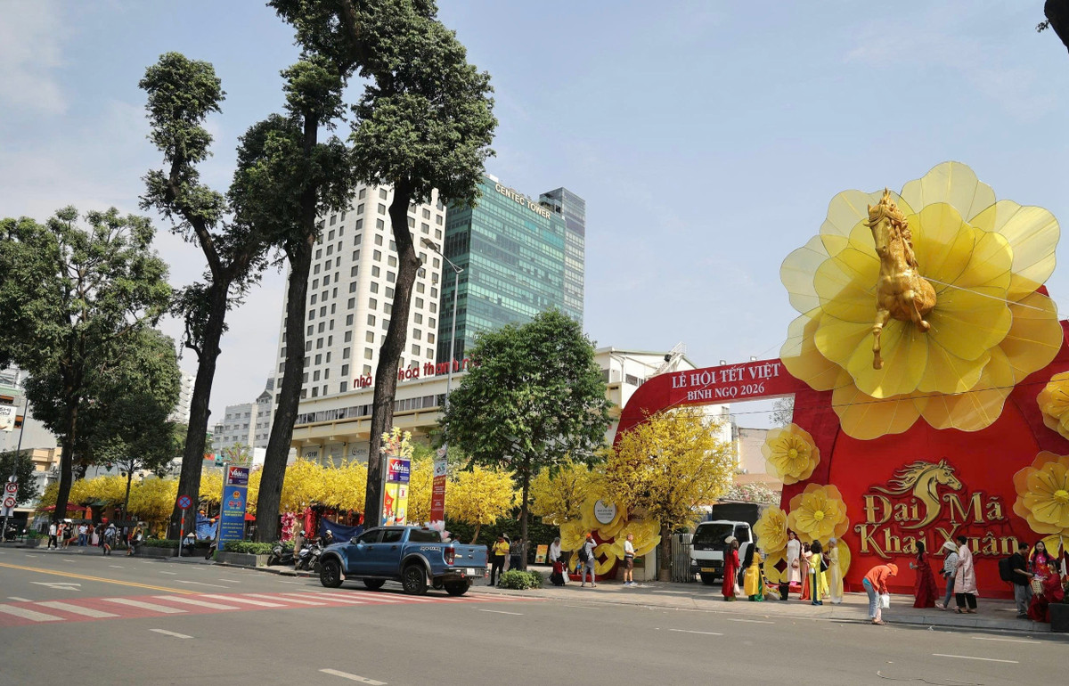 Sáng 1/2, khu vực Nhà văn hóa Thanh niên TP HCM đường Phạm Ngọc Thạch (phường Sài Gòn) thu hút đông đảo người dân và du khách đến tham quan, chụp ảnh, lưu giữ khoảnh khắc trước giờ khai mạc Lễ hội Tết Việt Bính Ngọ 2026.