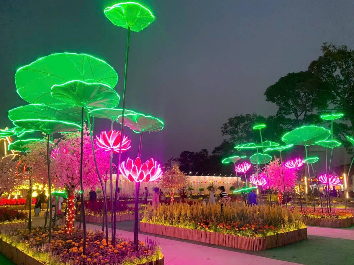 Từng bị bỏ hoang nhiều năm với tôn rào vây quanh tạo cảnh nhếch nhác, hoang vắng, khu đất 152 Trần Phú được chỉnh trang thành công viên, mang sắc xuân và sức sống mới dịp Tết Nguyên đán. Trong ảnh, các tiểu cảnh được lắp đèn sáng rực rỡ sắc màu khi thành phố lên đèn.