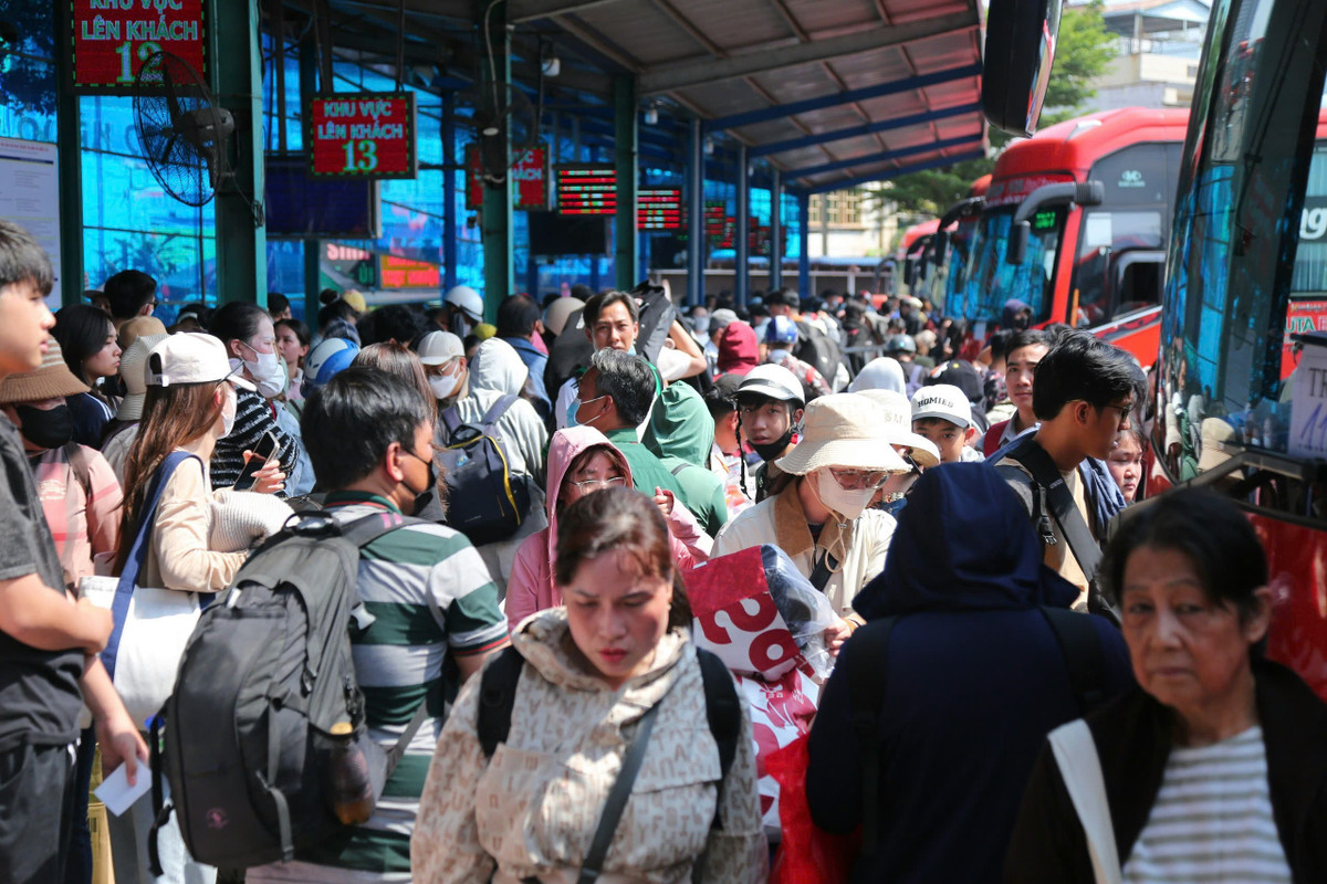 Hành lang và các lối đi trong khu vực lên xe khách Bến xe Miền Tây đông nghịt người chen chúc chờ lên xe.