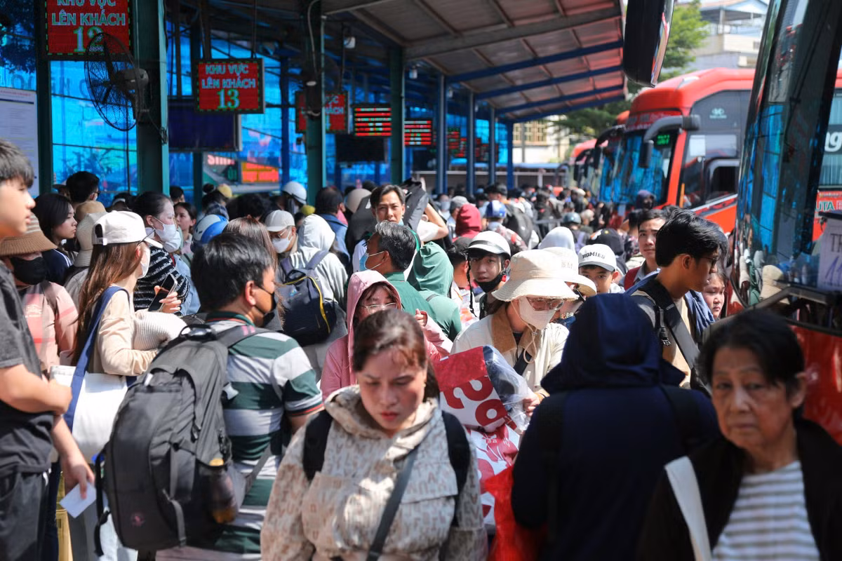 Hành lang và các lối đi trong khu vực lên xe khách Bến xe Miền Tây đông nghịt người chen chúc chờ lên xe.