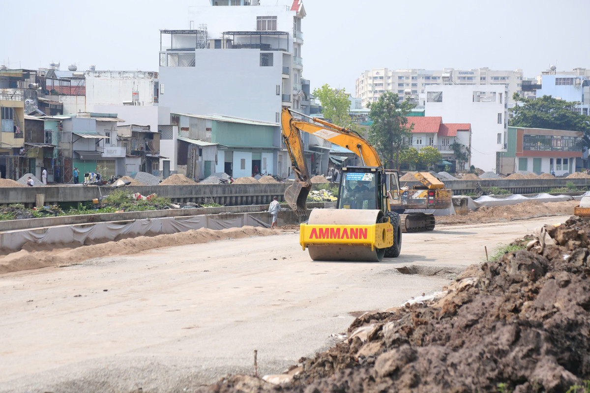 Thế nhưng có rất nhiều đoạn đất đá ngổn ngang, rào chắn dựng tạm, vật liệu xây dựng nằm rải rác. Có vị trí máy móc hoạt động, nhưng cũng không ít nơi công trường vắng lặng.