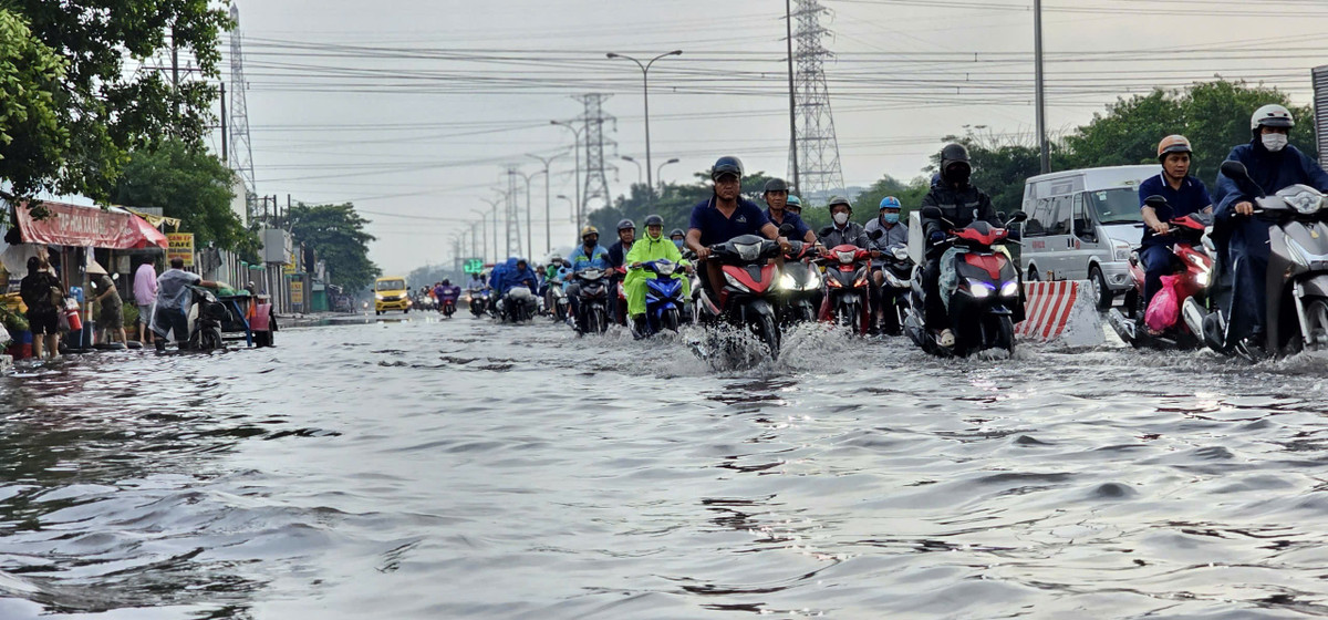 Chiều tối 6/3, cơn mưa lớn trái mùa kéo dài khoảng 30 phút đổ xuống TP HCM khiến nhiều tuyến đường bị ngập gây khó khăn cho việc lưu thông của người dân.