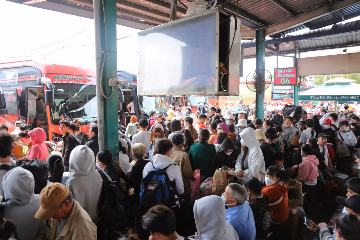 Khu vực các hãng xe trong BXMT luôn trong tình trạng ken đặc người.